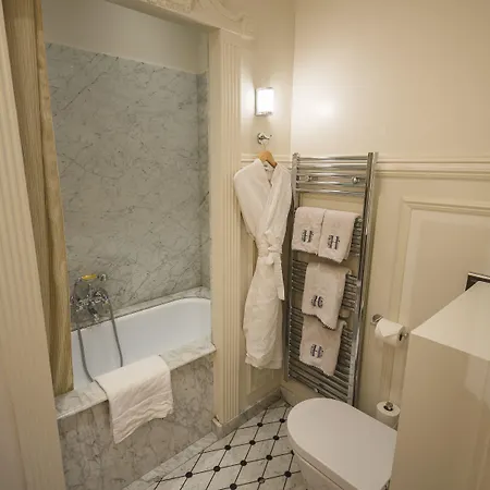 Victor Louis - Centre 4*