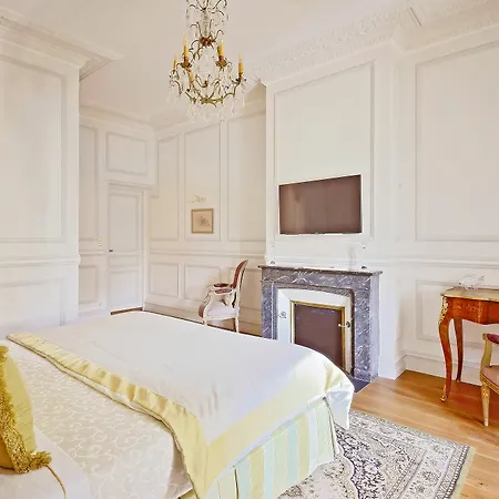 Victor Louis - Centre Guest house