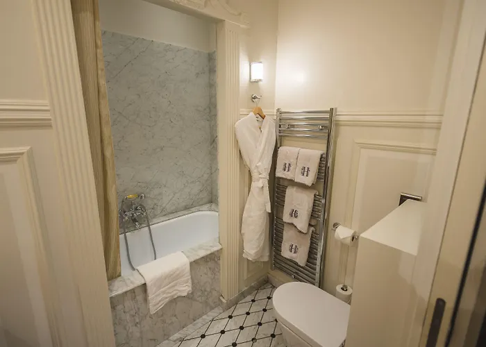 Victor Louis - Centre 4*