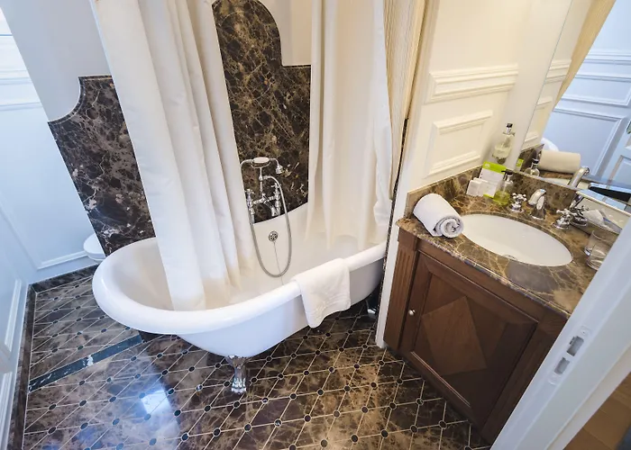 Victor Louis - Centre 4*