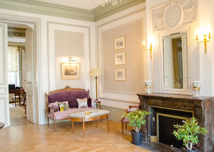 Victor Louis - Centre