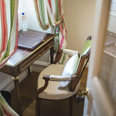 Victor Louis - Centre 4*