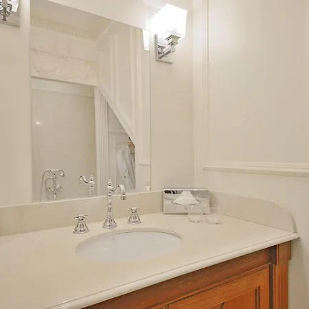 招待所 Victor Louis - Centre 4*