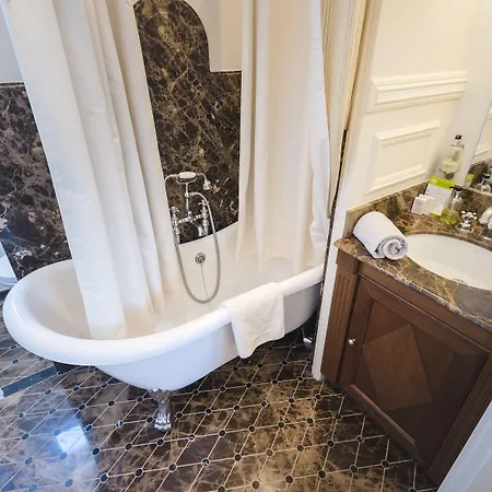 Victor Louis - Centre 4*