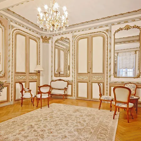 Victor Louis - Centre