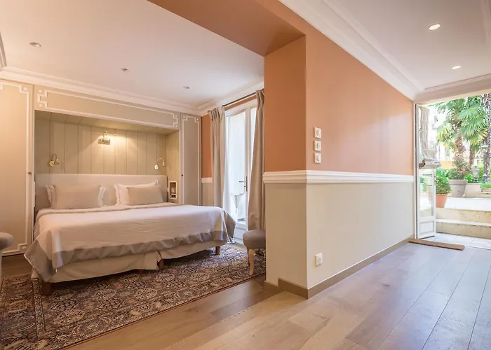 Victor Louis - Centre