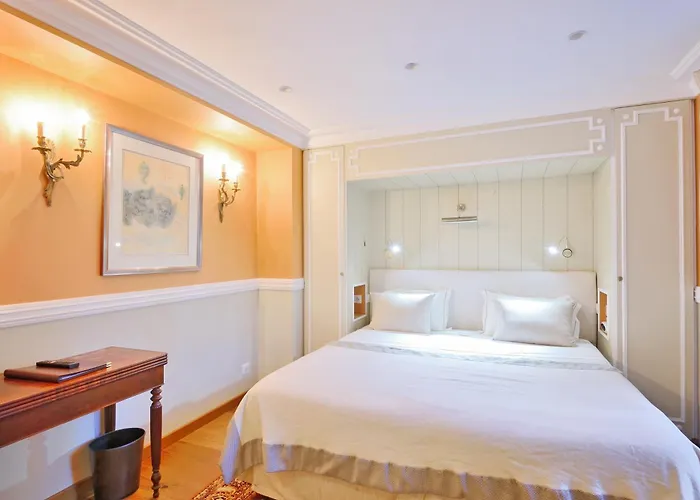 Victor Louis - Centre